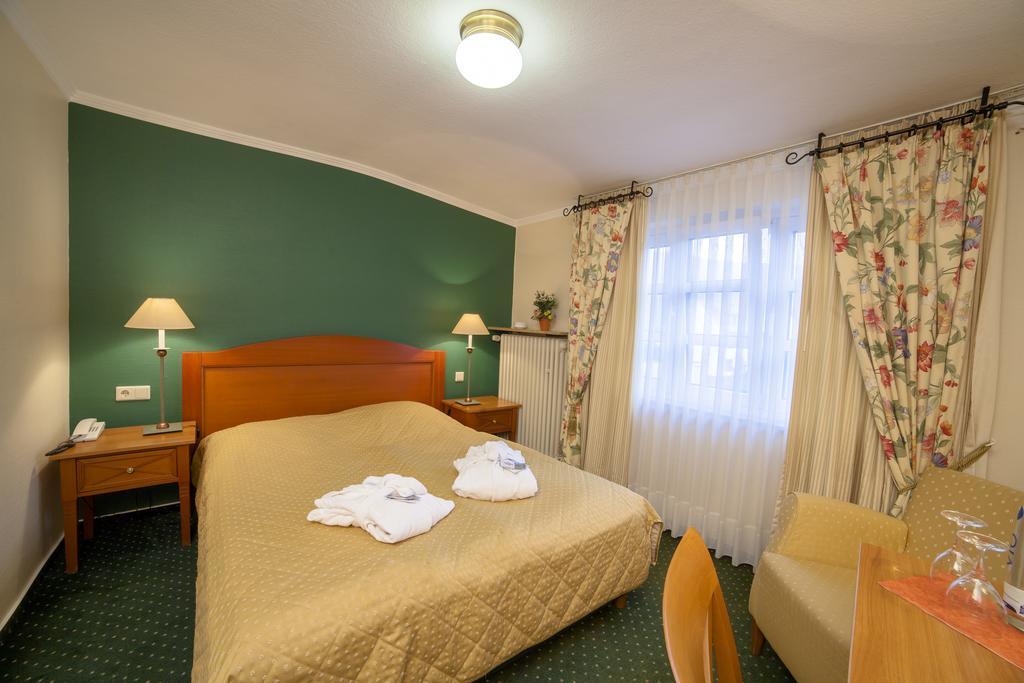 Hotel Zur Post Waldbreitbach エクステリア 写真