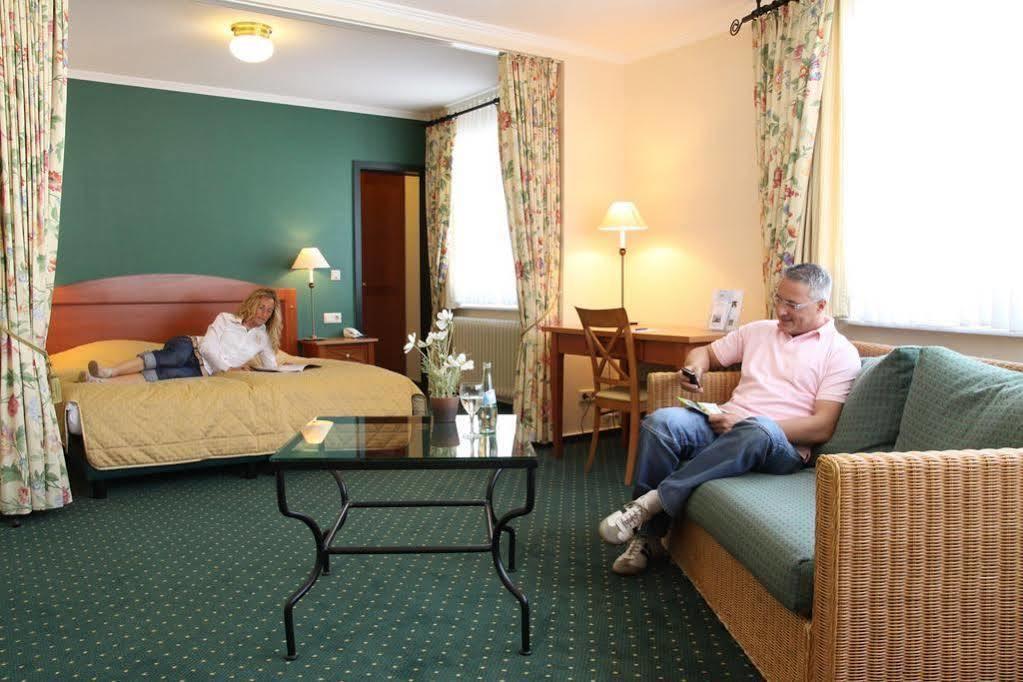 Hotel Zur Post Waldbreitbach エクステリア 写真
